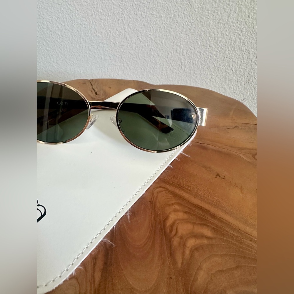 Chic Otra “Echo” Gold and Black Sunglasses - Picture 8 of 13